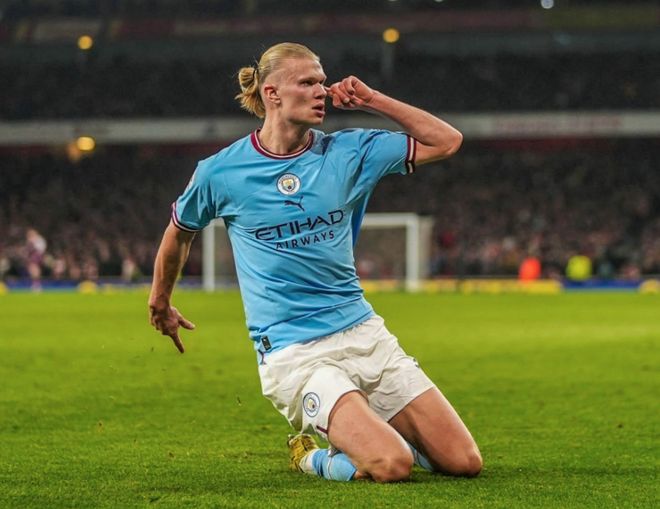 心系老东家，维尼修斯晒穿达尼洛弗拉门戈13号球衣打游戏（情牵旧主，维尼修斯晒身穿达尼洛弗拉门戈13号球衣打游戏）