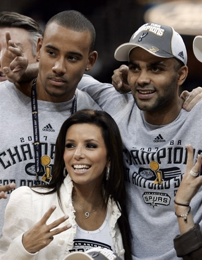 火记：谢泼德已锁定未来首发位置，他让火箭更愿交易未来首轮（火箭记者：谢泼德基本锁定未来先发，他让球队更有底气送出未来首轮）