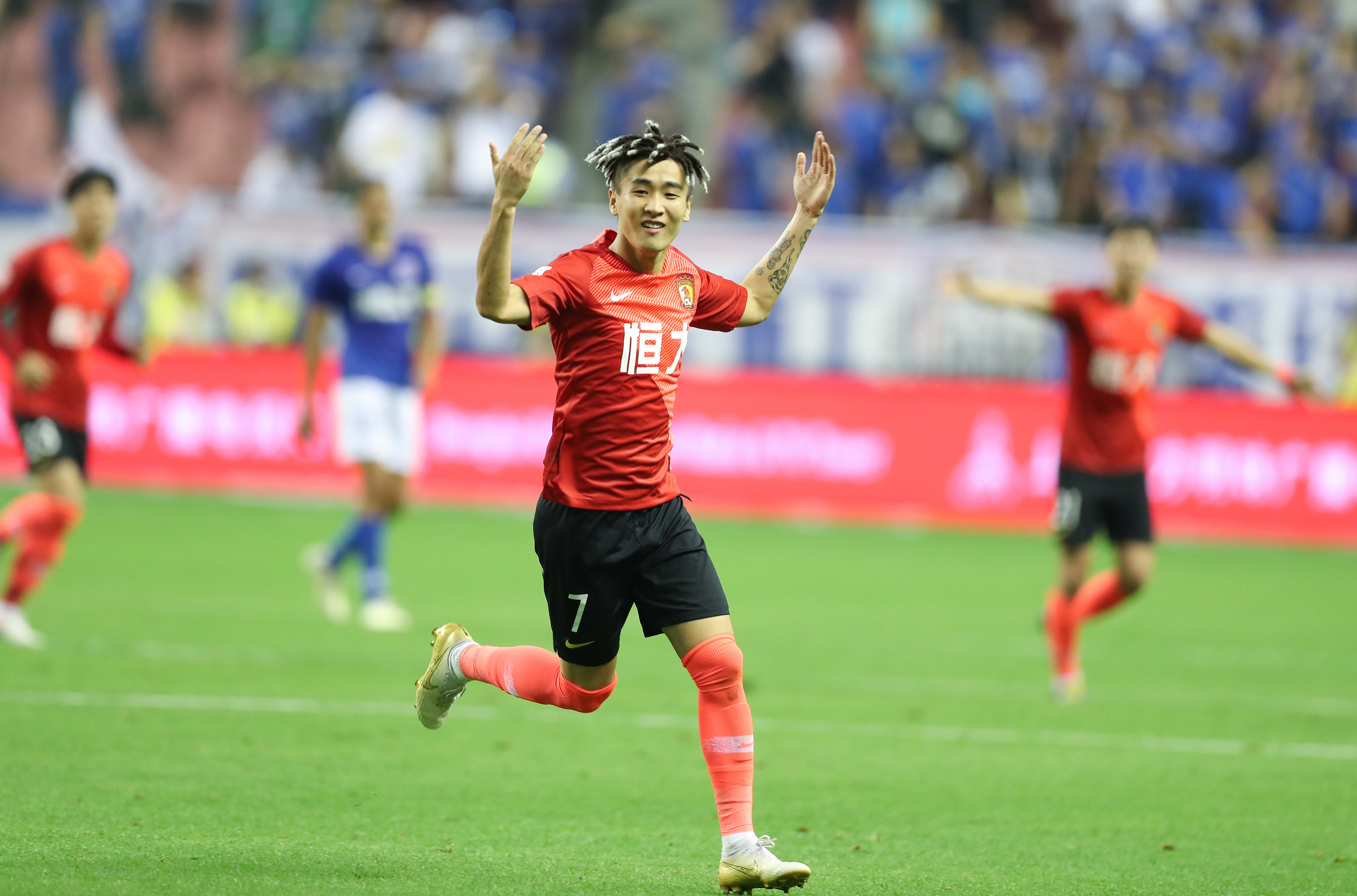 剑南春丨拜仁2-2柏林联，凯恩头球绝平+送礼，迪亚斯零度角（剑南春丨拜仁2-2柏林联：凯恩头槌压哨扳平亦有失误，迪亚斯零角度破门）