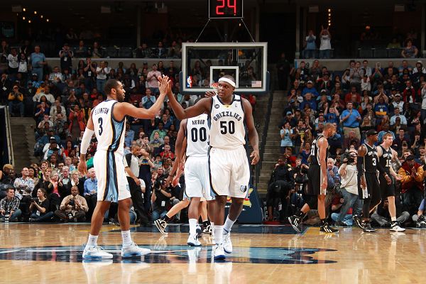 NBA战报：里夫斯44分11助，八村塁绝杀，湖人123-120猛龙（里夫斯轰44分11助攻，八村塁压哨绝杀，湖人123-120险胜猛龙）